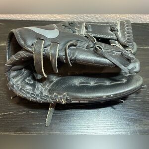 Nike Youth MVP Edge Youth Baseball Glove 11" Black RHT Right Hand Throw